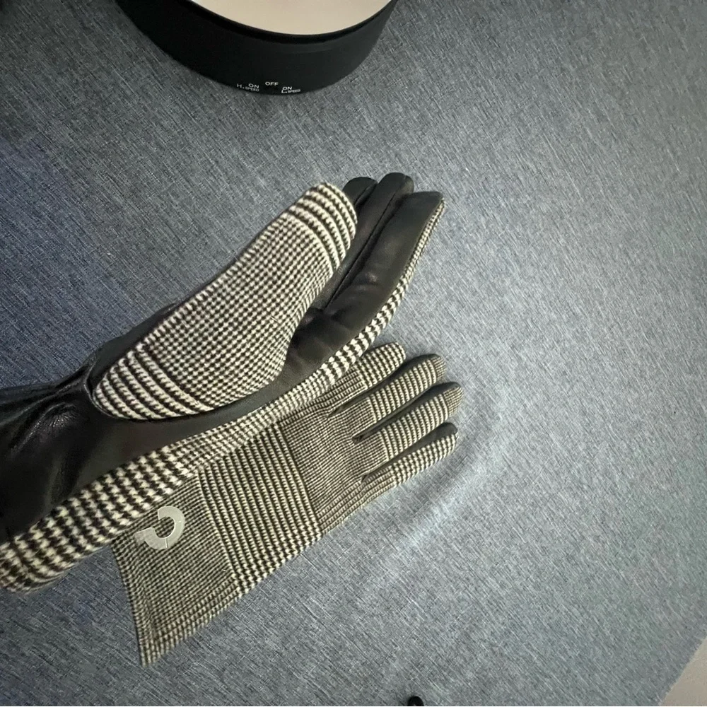 MIXIT Gloves Black and Cream/Gray Plaid Patterned NWOT Sz S/M